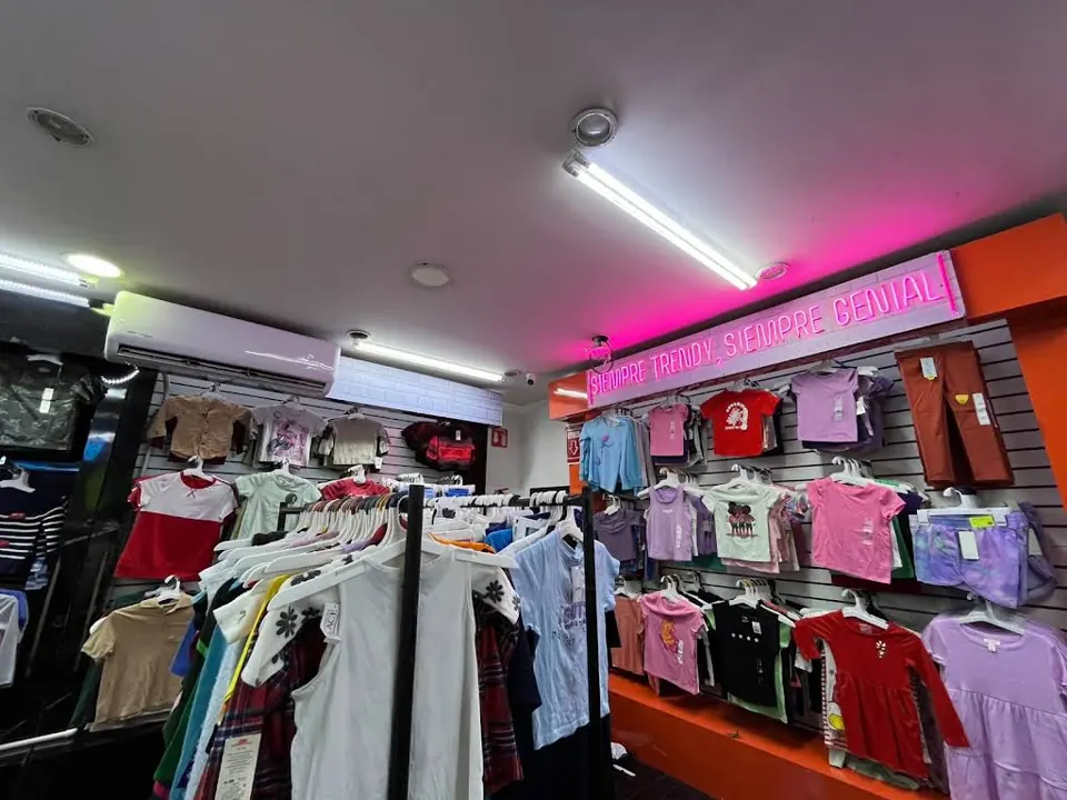 Interior de Outlet de 99 Av. Juárez